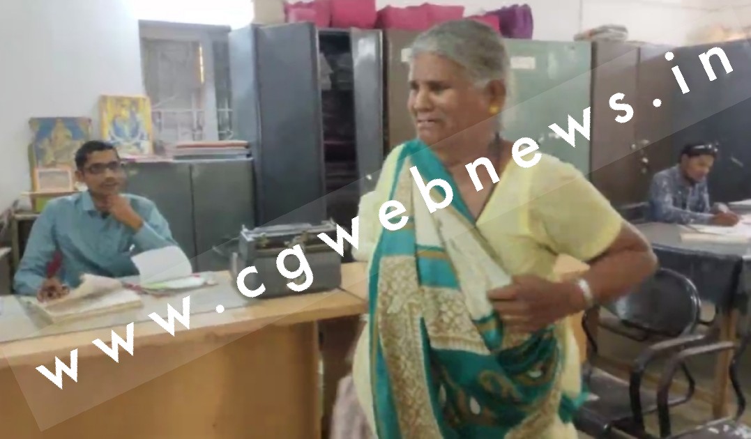छत्तीसगढ़ - बेटा और बहू की प्रताड़ना से तंग आ कर वृद्धा ने लिया SDM कार्यालय के बाहर आत्मदाह का फैसला