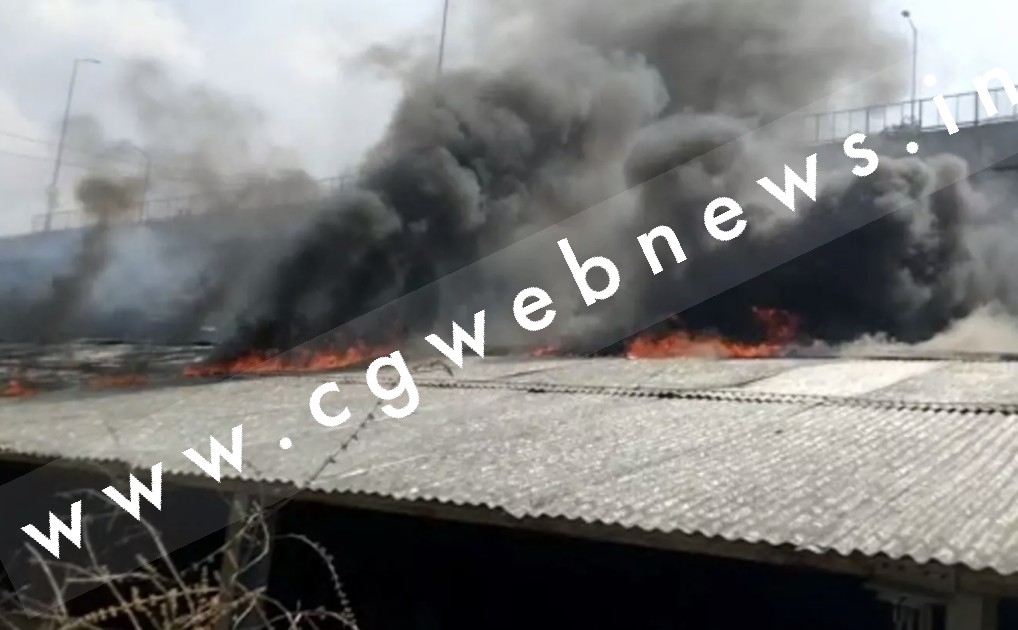 छत्तीसगढ़ से बड़ी खबर , अंडर ब्रिज में लगी भीषण आग , आवागमन हुआ बन्द