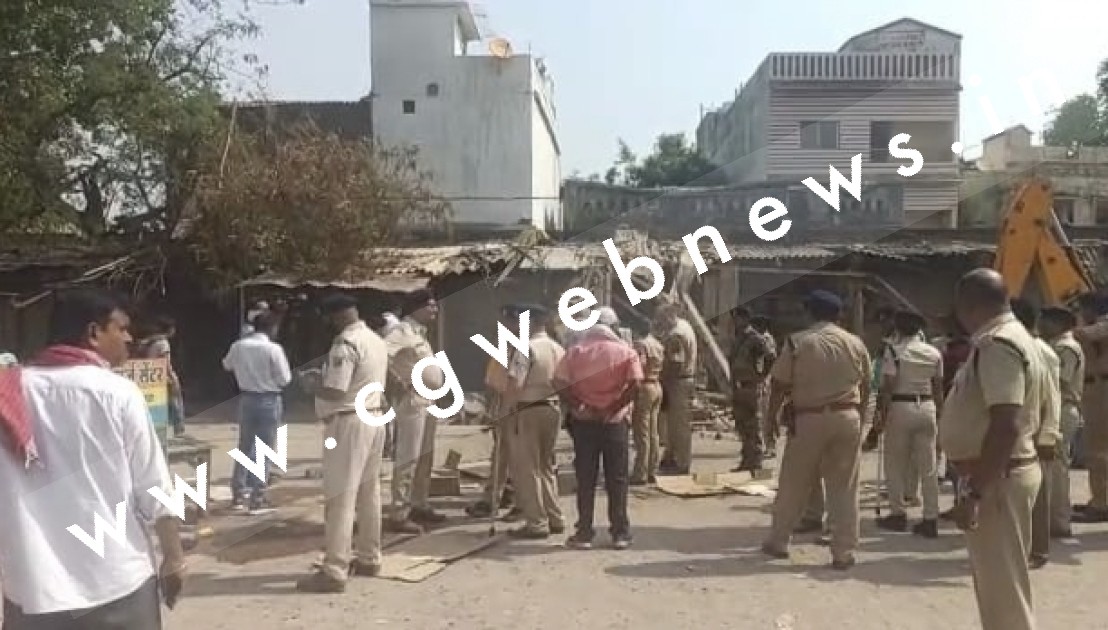 भारी पुलिस बल के बीच जांजगीर चाम्पा जिले में चला प्रसासन का बुलडोजर , 65 दुकानदार हुए बेरोजगार 