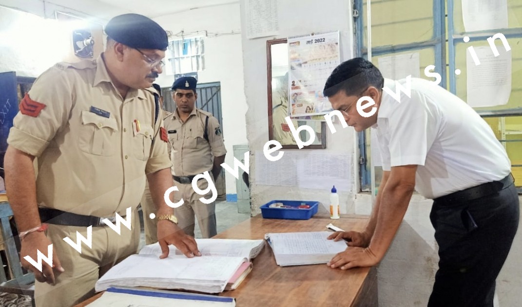 जांजगीर चाम्पा SP विजय अग्रवाल ने चाम्पा थाने में मारा छापा , पुलिसकर्मियों को दिए यह निर्देश