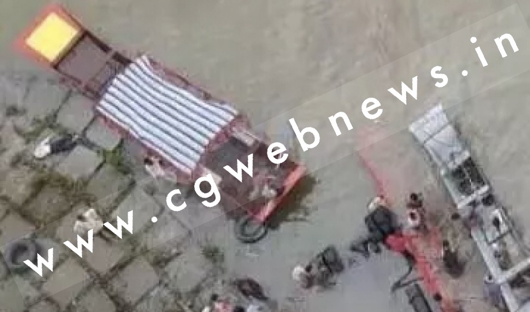 उफनती नदी में बस गिरी , अब तक 12 लोगों की मौत , बस में 55 लोग थे सवार , रेस्क्यू ऑपरेशन जारी