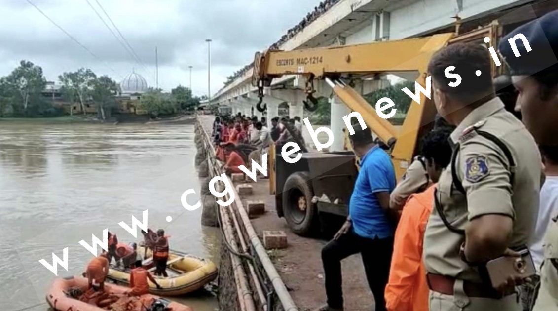शिवनाथ नदी में गिरी कार बरामद , कार के बाहर आने के बाद पता चलेगा मृतकों की संख्या