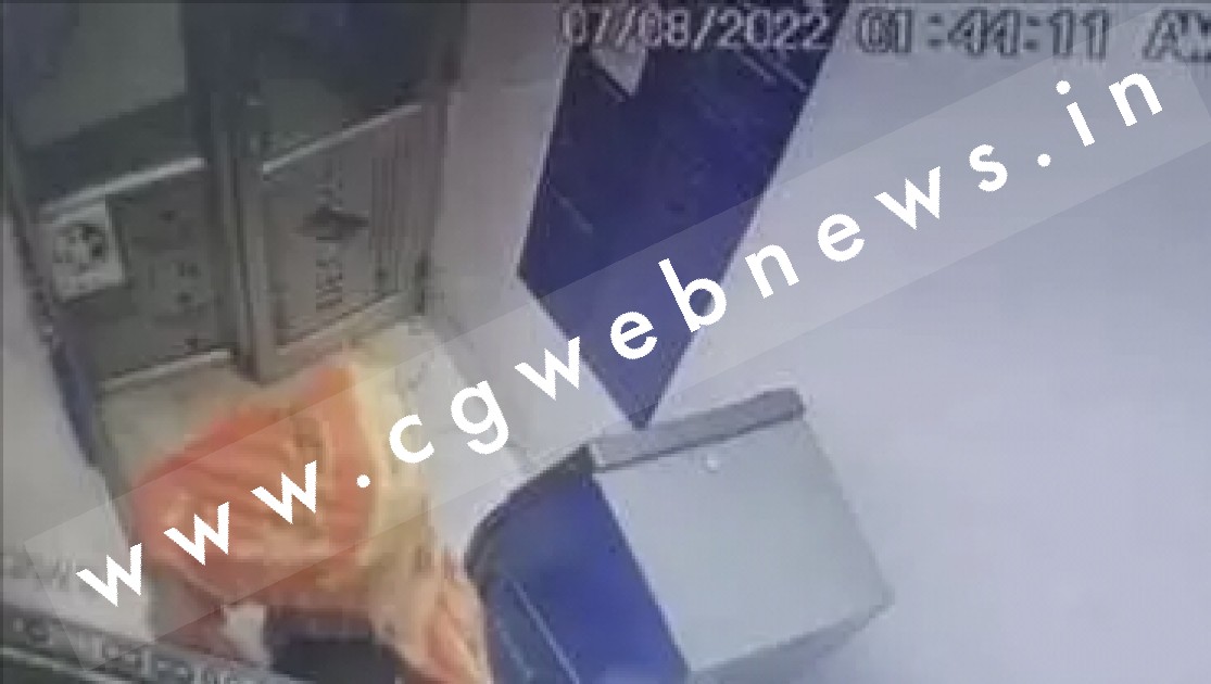 बडी खबर - ATM में लूट का असफल प्रयास , ATM को कुल्हाड़ी से तोड़ने में नाकाम रहा चोर