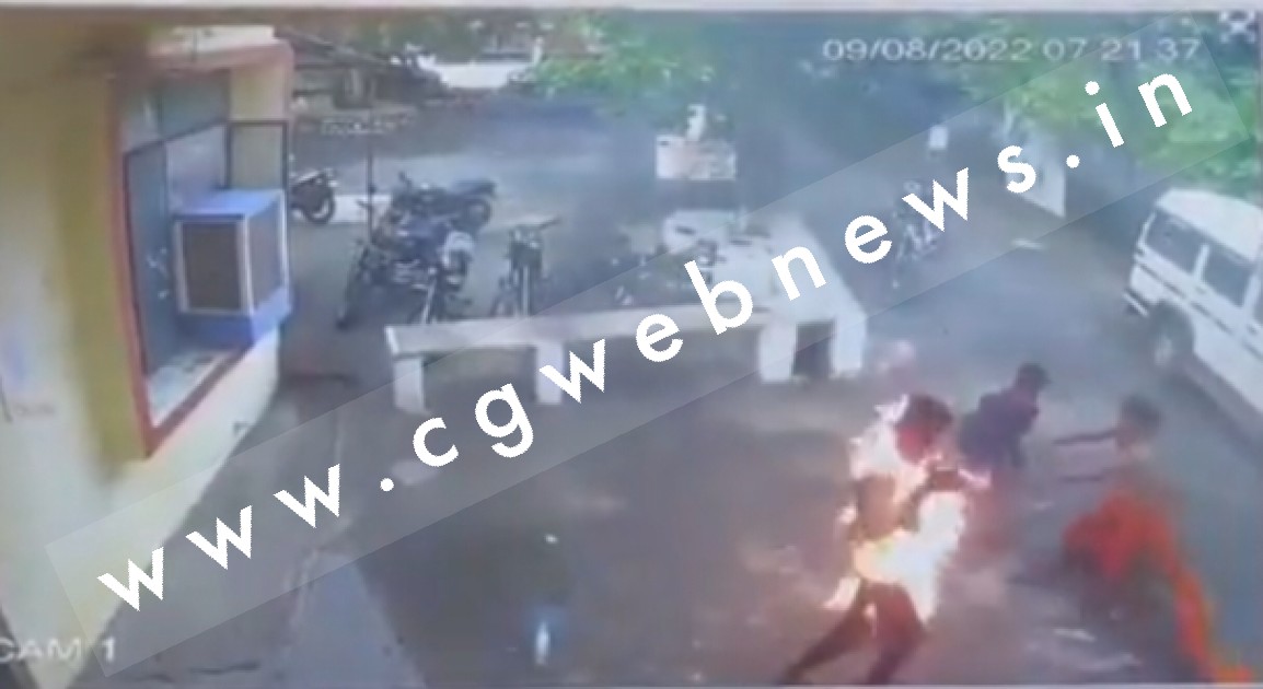 थाना परिसर में किसान ने खुद पर लगाई आग , मचा हड़कंप , CCTV में कैद हुई घटना , जाने वजह