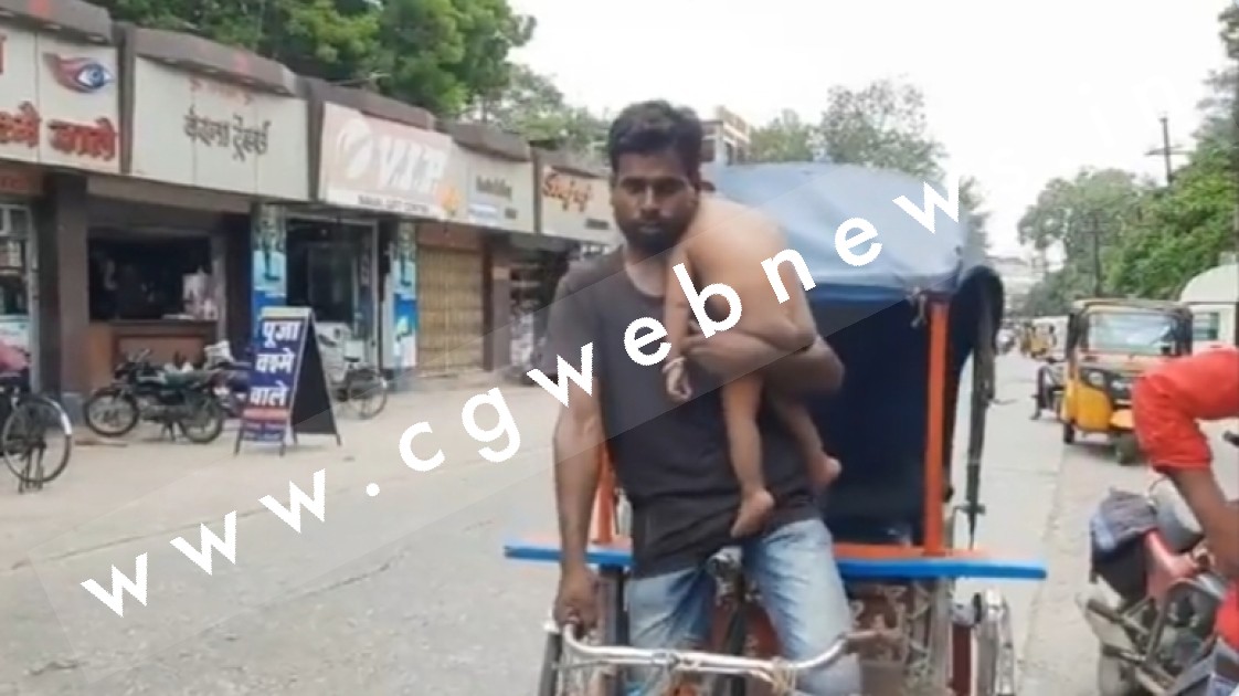 एक साल के दुधमुंहे बच्चे को छोड़ कर प्रेमी के साथ भाग गई पत्नी , अब पति बच्चे को कंधे पर लेकर चलाता है रिक्शा