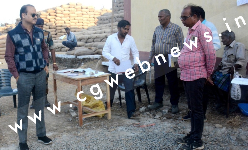 जांजगीर चाम्पा - कलेक्टर ने किया धान खरीदी केंद्रों का आकस्मिक निरीक्षण , केन्द्र प्रभारी पर गिरी कार्यवाही की गाज