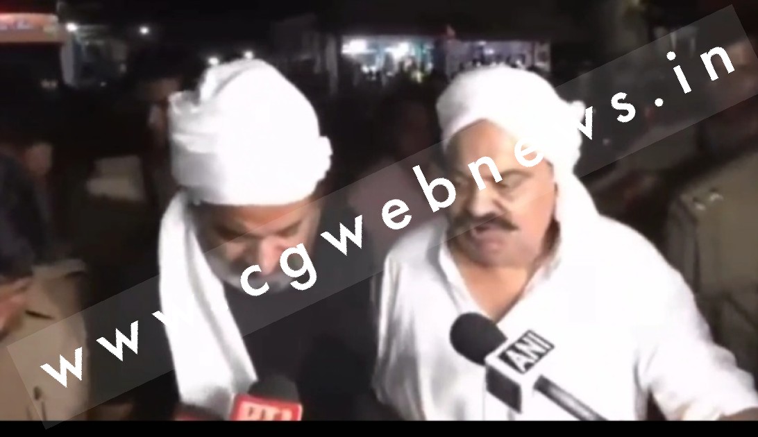 अतीक अहमद और अशरफ को मीडिया के सामने मारी गोली , देखें LIVE VIDEO