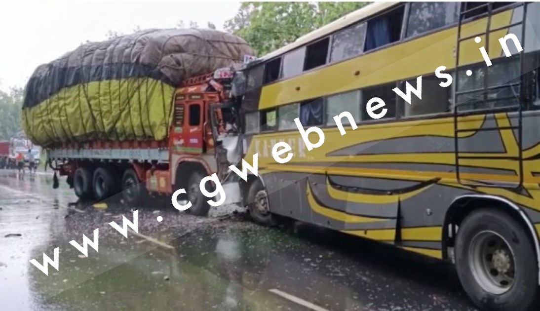 छत्तीसगढ़ - NH 30 में बड़ा सड़क हादसा , ट्रक और बस में हुई सीधी टक्कर , कई यात्री घायल