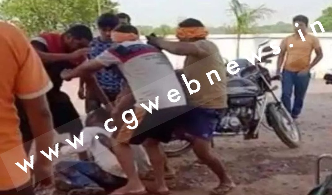 छत्तीसगढ़ - मासूम बच्चियों को अगवा करने के आरोप में ग्रामीणों ने की संदिग्ध युवक की पिटाई , VIDEO हुआ वायरल