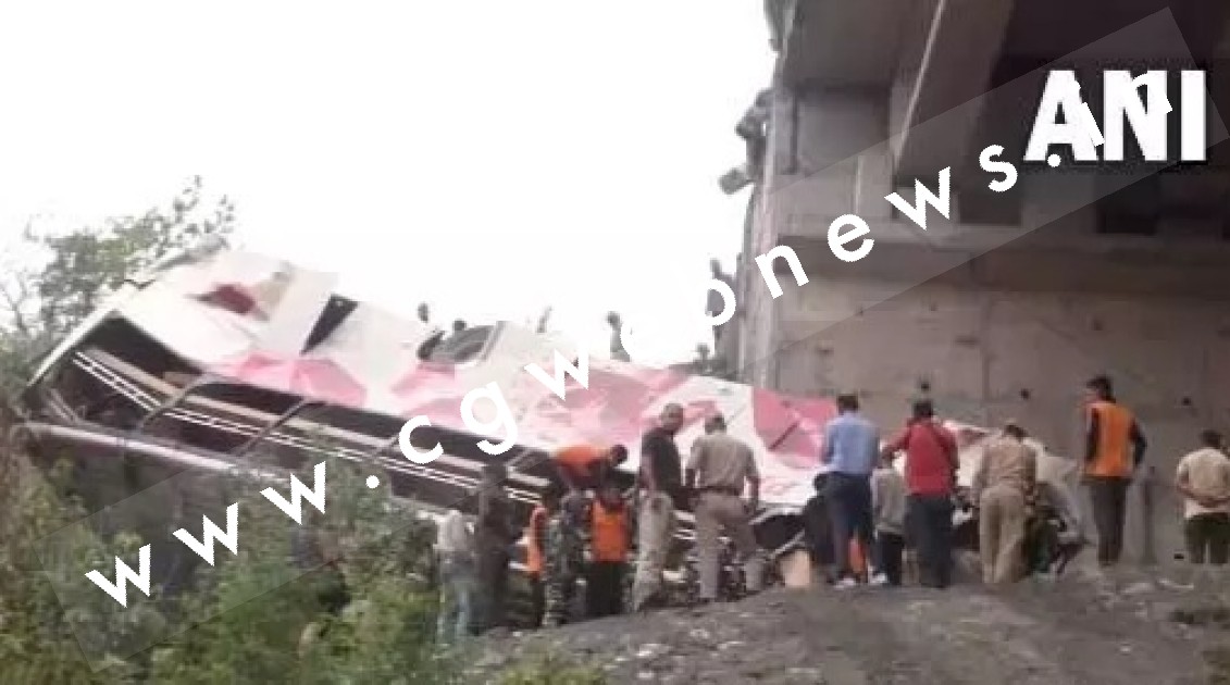 यात्रियों से भरी बस खाई में गिरी , हादसे में 10 यात्रियों की मौत , रेस्क्यू ऑपरेशन जारी