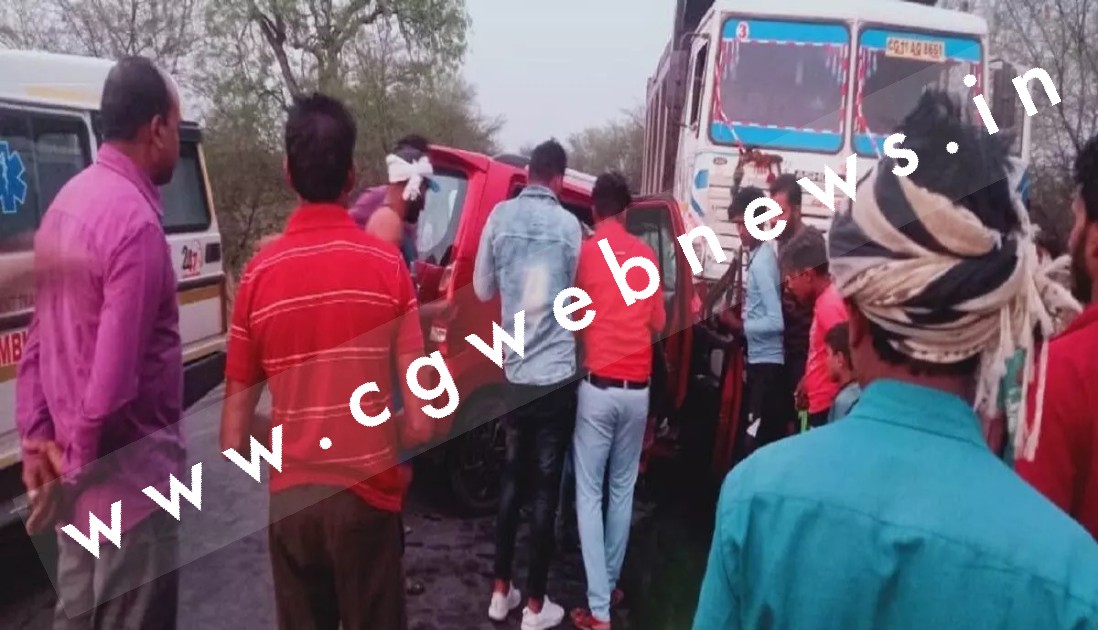 जांजगीर चाम्पा - जिले में बड़ा सड़क हादसा , तेज रफ्तार हायवा ने कार को मारी टक्कर , हादसे में चार लोग ,,,