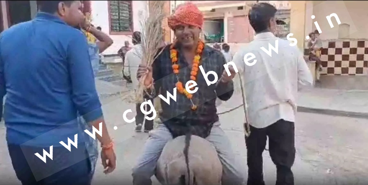 सरपंच को गधे पर उल्टा बैठकर ग्रामीणों ने पूरे गाँव मे घुमाया , VIDEO हुआ वायरल